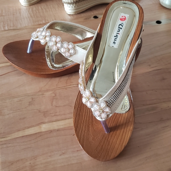 Unique brand sandles - Picture 1 of 11